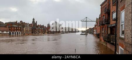 Météo britannique. Vue depuis le pont d'Ouse montrant King's Staith (à gauche) et Queen's Staith (à droite) sous les eaux d'inondation en février 2020. Banque D'Images