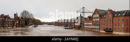 Météo britannique. Vue depuis le pont d'Ouse montrant King's Staith (à gauche) et Queen's Staith (à droite) sous les eaux d'inondation en février 2020. Banque D'Images
