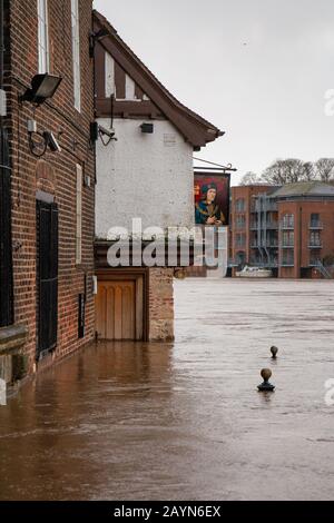 Des eaux de crue entourent le pub Kings Arms à York pendant les inondations de février 2020. Banque D'Images