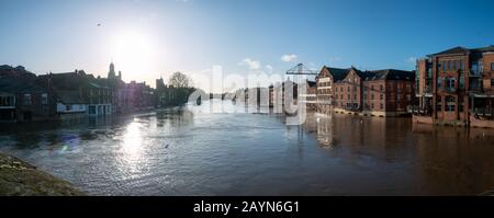 Météo britannique. Vue depuis le pont d'Ouse montrant King's Staith (à gauche) et Queen's Staith (à droite) sous les eaux d'inondation en février 2020. Banque D'Images