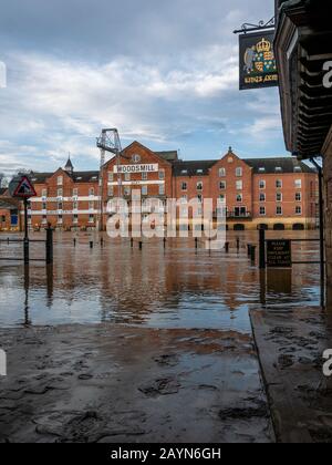 Météo britannique. Inondation de l'Ouse de la rivière après de fortes précipitations sur la plupart du Royaume-Uni. Banque D'Images