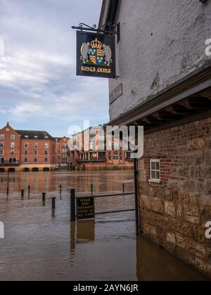 Météo britannique. Inondation de l'Ouse de la rivière après de fortes précipitations sur la plupart du Royaume-Uni. Banque D'Images