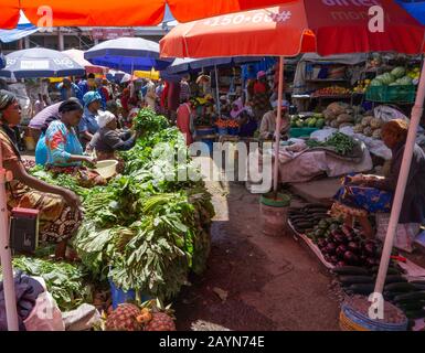 Arusha, TANZANIE - 16 AOÛT 2017: Les gens au marché central d'Arusha Banque D'Images