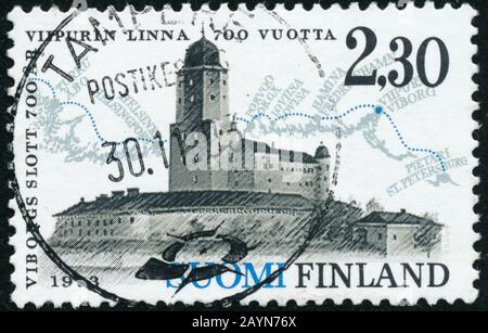 Poltava, UKRAINE - 16 février 2020. Le cachet vintage imprimé en Finlande vers 1993 montre le 700ème anniversaire du château de Viborg Banque D'Images