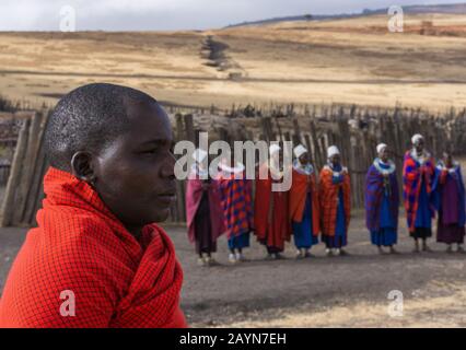 Ngorongoro, TANZANIE - 16 AOÛT 2019 : Portrait d'un jeune guerrier maasai dans un village Masai traditionnel près d'Arusha, Tanzanie Banque D'Images