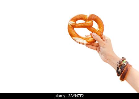 Bretzel bavarois traditionnel isolé à la main femelle sur blanc Banque D'Images