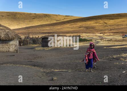 Ngorongoro, TANZANIE - 16 AOÛT 2019: Une fille de Masai va à l'école dans un village de Masai traditionnel dans un village de Masai traditionnel près d'Arusha, Tan Banque D'Images