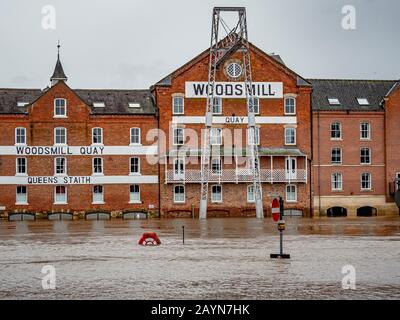 Inondations à York, au Royaume-Uni en raison de la tempête Dennis, le 16 février 2020. Bâtiment Woodsmill avec une maison de rivière gonflée et des panneaux submergés Banque D'Images