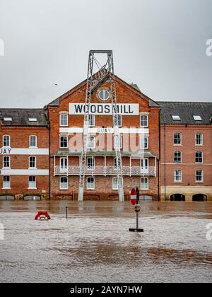 Inondations à York, au Royaume-Uni en raison de la tempête Dennis, le 16 février 2020. Bâtiment Woodsmill avec une maison de rivière gonflée et des panneaux submergés Banque D'Images