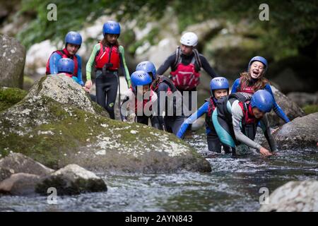 Adolescents sur un parcours de poursuite en plein air Banque D'Images