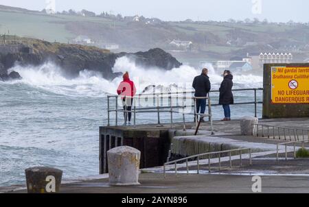 Les gens qui regardent les vagues de l'Atlantique se brisant contre une falaise lors d'une tempête. Banque D'Images