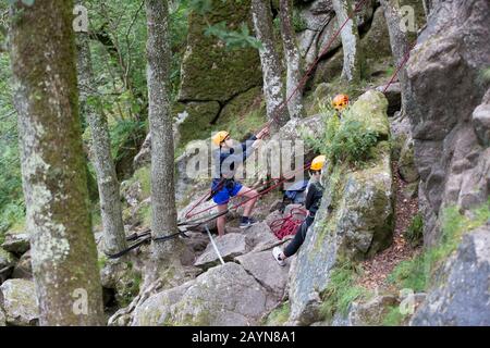 Adolescents sur un parcours de poursuite en plein air Banque D'Images