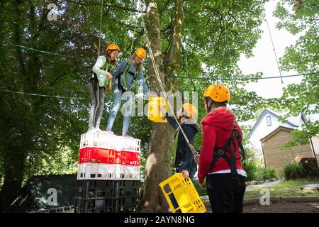 Adolescents sur un parcours de poursuite en plein air Banque D'Images