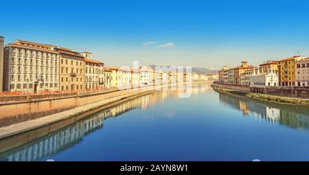 Vue panoramique sur le remblai de la rivière Arno à Pise. Voyage en Italie et Toscane concept Banque D'Images