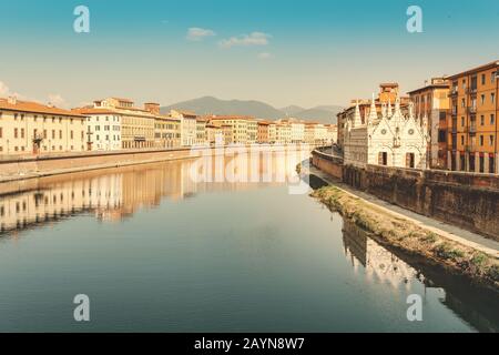 Célèbre petite église Santa Maria della Spina à Pise sur une rive de la rivière Arno Banque D'Images