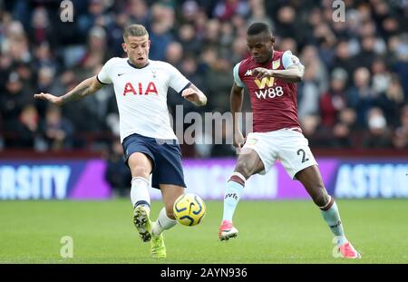 Tottenham Hotspur's Toby Alderweireld (à gauche) et la bataille d'Aston Villa Mbwana Samatta pour le bal pendant le match de la Premier League à Villa Park, Birmingham. Banque D'Images
