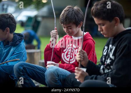 Adolescents sur un parcours de poursuite en plein air Banque D'Images