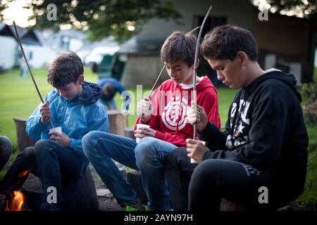 Adolescents sur un parcours de poursuite en plein air Banque D'Images