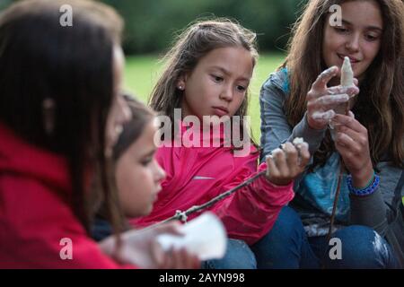 Adolescents sur un parcours de poursuite en plein air Banque D'Images