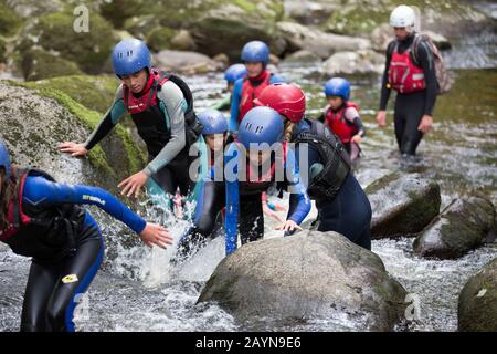 Adolescents sur un parcours de poursuite en plein air Banque D'Images