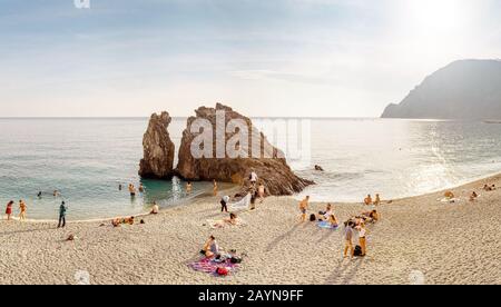 Monterosso al Mare, ITALIE - 15 octobre 2018: Paradise Beach avec une grande falaise à Cinque terre, côte Ligurienne Banque D'Images