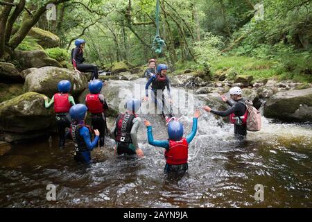 Adolescents sur un parcours de poursuite en plein air Banque D'Images