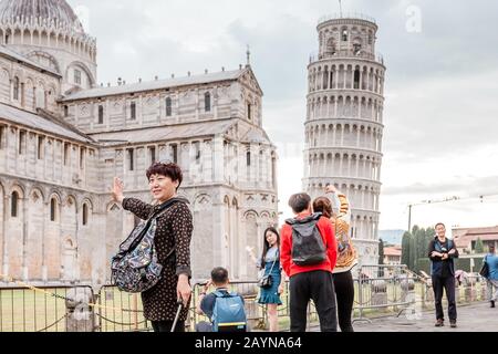 16 OCTOBRE 2018, PISA, ITALIE : foules de touristes faisant des poses drôles devant la célèbre tour penchée de Pise Banque D'Images