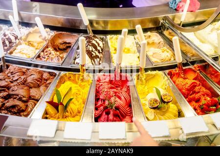 diverses saveurs de glace à la vitrine de la boutique de desserts Banque D'Images