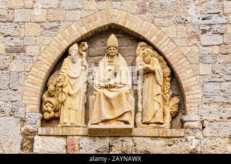 16 OCTOBRE 2018, VOLTERRA, ITALIE : statue du Pape romain au mur de la cathédrale Banque D'Images