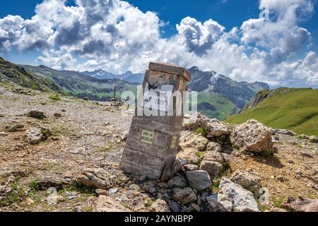 Une photo de paysage du marqueur de pic sur le col du Bonhomme lors de la randonnée du Mont Blanc dans les Alpes françaises Banque D'Images