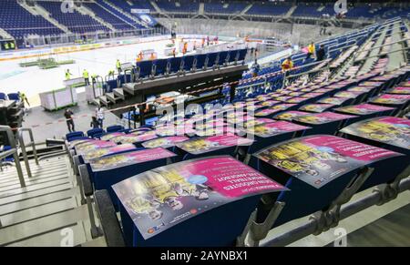 Berlin, Allemagne. 16 février 2020. Le premier jour du jeu double, la Mercedes Benz Arena sera convertie d'un stade de hockey sur glace à un terrain de basket-ball. Une fois le stand libre de spectateurs, la surface de glace est couverte. Les sièges vides sont déjà remplis de nouveaux potins pour la finale de la coupe ALBA contre EWE Oldenburg. Crédit: Andreas Gora/Dpa/Alay Live News Banque D'Images