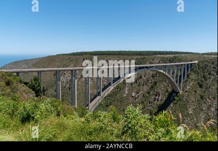 Pont De Bloukrans, Cap Oriental, Afrique Du Sud. Déc 2019. Pont de Bloukraans transportant une route à péage 216 mètres au-dessus de la gorge à travers la route du jardin à Banque D'Images