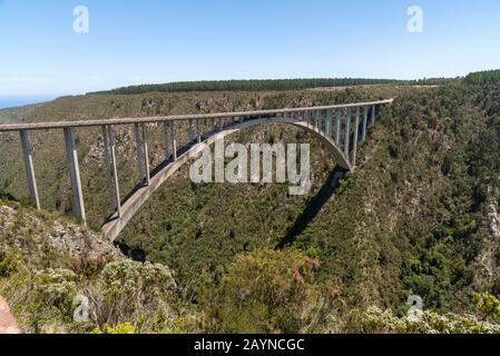 Pont De Bloukrans, Cap Oriental, Afrique Du Sud. Déc 2019. Pont de Bloukraans transportant une route à péage 216 mètres au-dessus de la gorge à travers la route du jardin à Banque D'Images