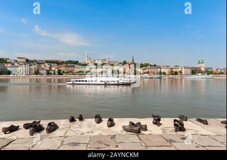 Chaussures sur la promenade du Danube mémorial de l'Holocauste à la mémoire des victimes juives des miliciens de la Croix Arrow, Budapest, Hongrie Banque D'Images