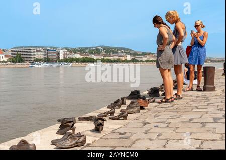 Chaussures sur la promenade du Danube mémorial de l'Holocauste à la mémoire des victimes juives des miliciens de la Croix Arrow, Budapest, Hongrie Banque D'Images