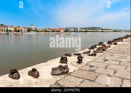 Chaussures sur la promenade du Danube mémorial de l'Holocauste à la mémoire des victimes juives des miliciens de la Croix Arrow, Budapest, Hongrie Banque D'Images