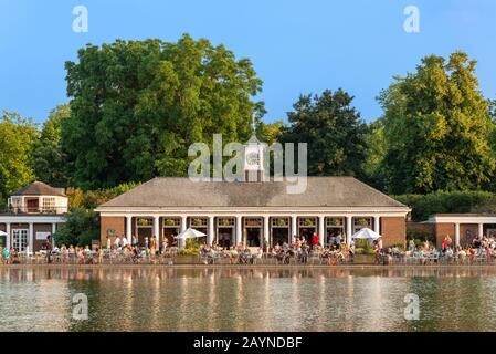 Lido Bar Café à côté de la Serpentine dans Hyde Park, Londres, UK Banque D'Images