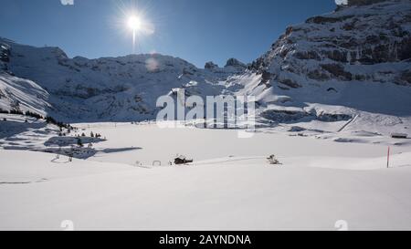 paysage de montagne enneigé dans les alpes européennes, près d'engelberg en suisse sur trübsee. Banque D'Images