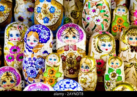 Poupées souvenir Matryoshka dans un étalage de la salle du marché central (Nagyvásárcsarnok), Budapest, Hongrie Banque D'Images