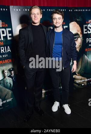 Daniel Webber (à gauche) et Daniel Radcliffe assistent à une projection pour le nouveau film Escape From Pretoria au Soho Curzon à Londres. Banque D'Images