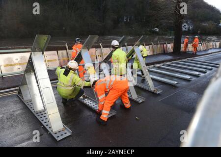 Ironbridge, Shropshire, Royaume-Uni. 16 février 2020 le personnel de l'agence Environnement érige des barrières de défense contre les inondations le long de la rivière Severn à Ironbridge à la suite de la forte pluie provoquée par Storm Dennis. Crédit: David Bagnall/Alay Live News Banque D'Images