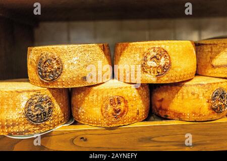 17 OCTOBRE 2018, PIENZA, ITALIE : fromage Pecorino typique à vendre sur le marché local Banque D'Images