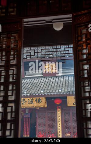 Une porte d'entrée au temple de Bouddha de Jade, un temple bouddhiste à Shanghai, en Chine. Banque D'Images