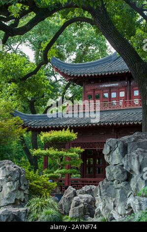 Un pavillon dans le jardin Yu ou le jardin Yuyuan, qui est un vaste jardin chinois situé à côté du Temple City God dans le nord-est de la vieille ville Banque D'Images