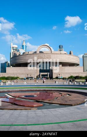 Vue sur le musée de Shanghai, un musée d'art chinois ancien, situé sur la place du peuple dans le district de Huangpu à Shanghai, en Chine. Banque D'Images