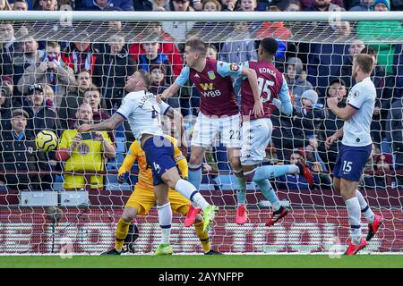 Birmingham, Royaume-Uni. 16 février 2020. Bjorn Engels of Aston Villa (centre) obtient des scores lors du match de la Premier League entre Aston Villa et Tottenham Hotspur à Villa Park, Birmingham, Angleterre, le 16 février 2020. Photo D'Andy Rowland/Prime Media Images Crédit : Prime Media Images/Alay Live News Banque D'Images