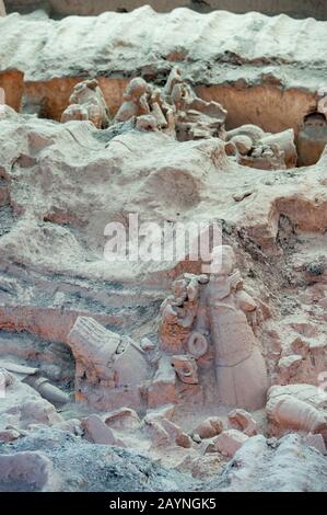 Vue sur l'armée De Terre Cuite non restaurée dans le musée Des guerriers Et des chevaux En Terre Cuite, qui expose la collection de sculptures en terre cuite dépiques Banque D'Images