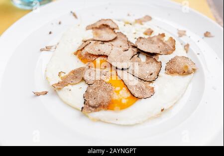 Œufs frits avec frites sur une assiette, cuisine italienne et concept gastronomique Banque D'Images