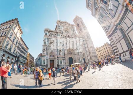 19 OCTOBRE 2018, FLORENCE, ITALIE : cathédrale de Florence avec foules de touristes sur une place Banque D'Images