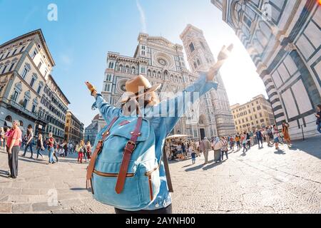 19 OCTOBRE 2018, FLORENCE, ITALIE : cathédrale de Florence avec foules de touristes sur une place Banque D'Images